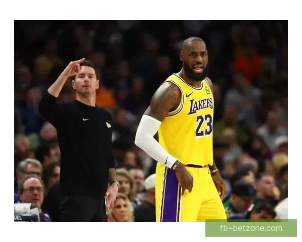 雷迪克称球队限制艾顿海斯三分詹姆斯表现依旧令人惊叹