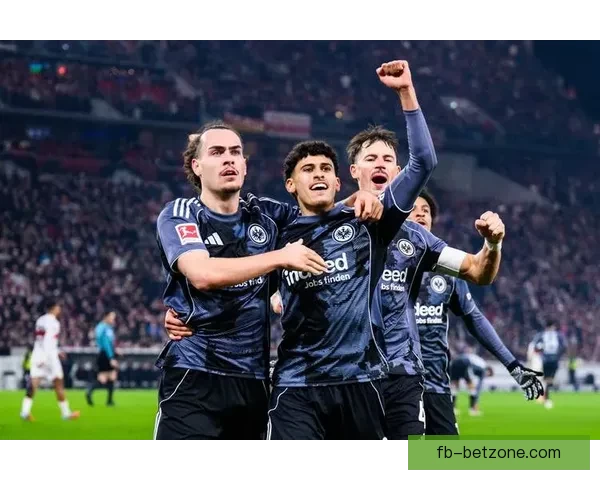 斯图加特球迷愤怒抛折叠椅事件引发多特球员受惊风波