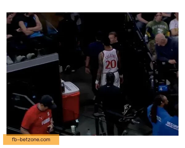 约翰-科林斯与大洛抢板时发生碰撞 已返回更衣室接受检查